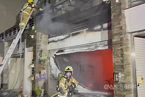 台南透天厝車庫火警  屋內5人頂樓逃到鄰房脫險