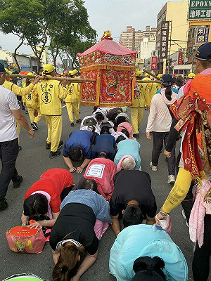 幸福來得太快!跟隨白沙屯媽祖遇「神蹟降臨」導演陳文彬亂中秒願:大罷免大成功