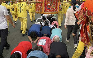 幸福來得太快！跟隨白沙屯媽祖遇「神蹟降臨」導演陳文彬亂中秒願：大罷免大成功