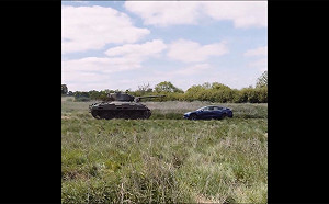 (影) 98歲二戰老兵駕坦克輾壓特斯拉! 抗議極右翼勢力：「粉碎現代法西斯」