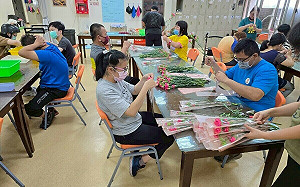 豐邑集團結合瑪喜樂慢飛天使 6,600朵康乃馨送進66社區