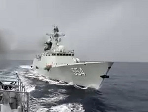 三打一?黃岩島衝突罕見軍艦上陣 中國2艦+1海警船「夾擊」菲巡邏艦