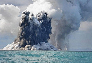 美西外海海底火山蠢蠢欲動 學者警告 : 一年內恐噴發 上次爆發引發一萬起地震