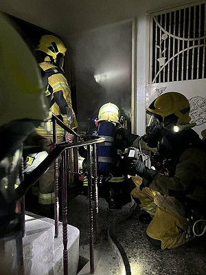 高雄鳳山5層樓公寓深夜惡火  父子送醫搶救不治