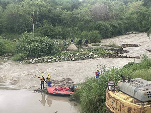 台中溪水暴漲13移工受困沙洲 警消船艇救援脫困