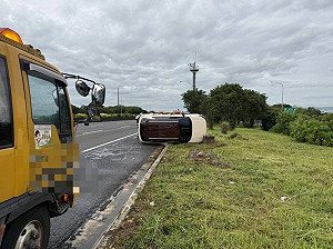 國1台中段疑變換車道擦撞他車 小客車側翻路肩