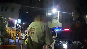 台中男醉行路中央持傘攻擊汽機車 違社維法送裁處