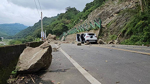巨石崩落砸2車1傷  苗62線往泰安溫泉區交通中斷