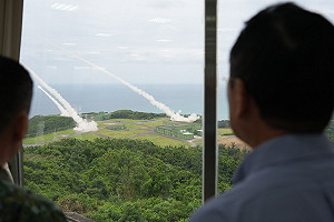 (影)「海馬士」在台首秀!4波33發超震撼 顧立雄全程盯場