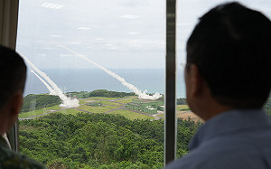 （影）「海馬士」在台首秀！4波33發超震撼 顧立雄全程盯場