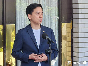 桃罷團爆內鬥、女議員下跪 牛煦庭出面發聲明