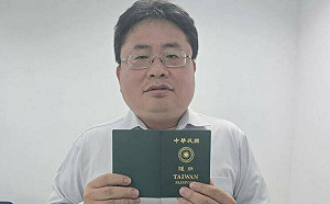 遭國民黨檢舉「外國人」助講罷免 矢板明夫秀中華民國護照駁指控