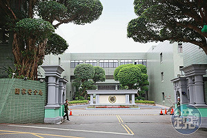 國安局性騷吃案/長年性騷女同事長官竟硬挺 國安局組長摟腰襲胸照升官