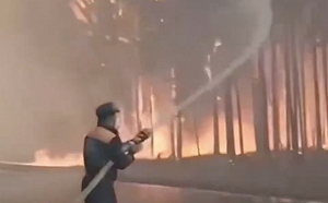 (影）烏便攜式火箭彈打下Su-25! AASM導彈也立功 俄2處大火危及戰略設施