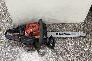 超商購物顧客糾紛 台南男揮電鋸警民壓制起出毒品