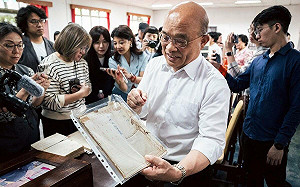 首度展示美麗島大審卷宗！蘇貞昌：奇蹟被白蟻繞過沒被啃食殆盡