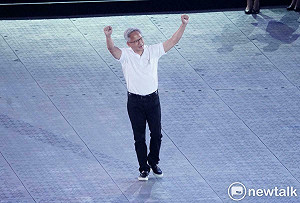 聽聞簽名球網賣5千台幣！黃仁勳笑喊：該跟我五五分帳