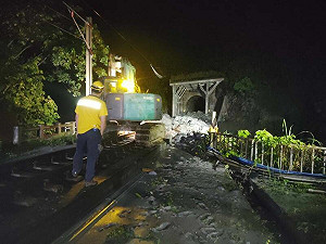 台鐵全線班次調整一次看! 花蓮暴雨癱瘓北迴線「柴聯車搶接駁」