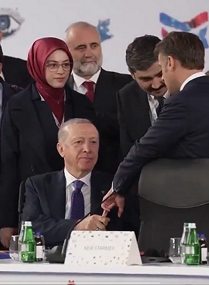 (影) 手勢政治學 ! 這官員視訊未斷就摸女屁股 艾爾段只握馬克宏中指有玄機