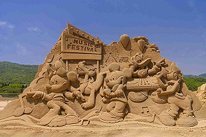 和迪士尼卡通人物一起歡樂仲夏！福隆沙雕季5/24開放入場