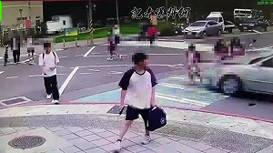 根本無法閃！三峽重大車禍影像曝光 3名同班同學過馬路瞬間遭撞飛