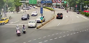 (影)撞死人前早擦撞兩次！行車紀錄影片曝光：78歲駕駛疑肇逃狂飆釀禍