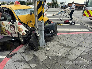 北市兒童新樂園外計程車自撞 駕駛乘客受傷送醫