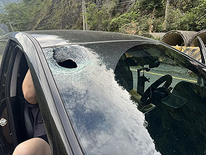 中橫便道落石擊中自小客 1乘客腿部挫傷送醫