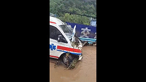 (影) 貴州遭豪雨車泡水! 疑「水稻上山」釀禍 2山體滑坡數十人受困