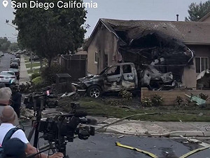（影）私人飛機墜毀加州聖地牙哥! 機上6人全罹難 15民宅起火