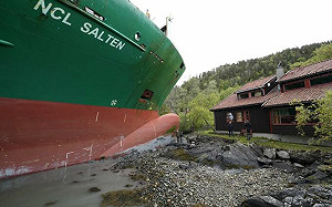 (影) 海上事故多! 賈伯斯家族遊艇擦撞墨富豪遊艇 巨型貨輪擱淺挪威人家門口