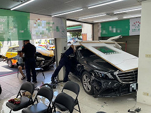 高雄78歲男駕車擦撞衝進民宅 1婦遭波及受傷