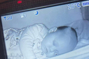 監視器畫面嚇壞媽！寶寶睡到「眼睛掉出來」 真相令人哭笑不得