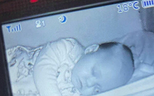 監視器畫面嚇壞媽！寶寶睡到「眼睛掉出來」 真相令人哭笑不得