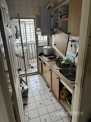 台中住宅疑瓦斯氣爆落地窗碎裂 屋主燒燙傷送醫