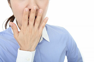 她動扁桃腺手術講話竟成「英國腔」 14年回不去！醫：未解之謎