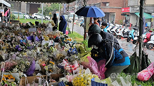 三峽大車禍頭七雨濛濛 民眾折紙鶴表哀思
