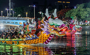 高雄龍舟嘉年華陸海空三龍齊聚  端午愛河畔越夜越熱鬧