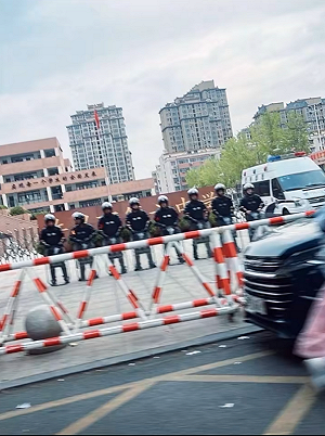 (影) 河南女學生遭霸凌跳樓惹眾怒! 學生怒砸教室 家長追打校長 鎮暴警急進....
