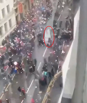 (影) 英國利物浦汽車衝撞27人傷! 疑「孤立事件」 事發現場影片曝光