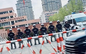 (影) 河南女學生遭霸凌跳樓惹眾怒! 學生怒砸教室 家長追打校長 鎮暴警急進....