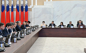 政院拍板攬才專法修正!外國特定專業人士居留1年得申請永久居留