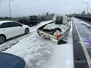 新北華江橋追撞車禍滿路泡沫  警已清除、解除管制