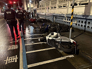 男子疑精神不濟開車  撞13輛汽機車釀1騎士受傷