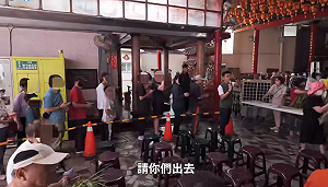 (影)反制罷免「過激」!鄭正鈐「不請自來」里民活動現場遭廣播「驅離」
