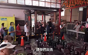 (影)反制罷免「過激」!鄭正鈐「不請自來」里民活動現場遭廣播「驅離」