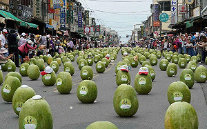 端午你立蛋我立西瓜!  屏東佳冬封街880顆破紀錄