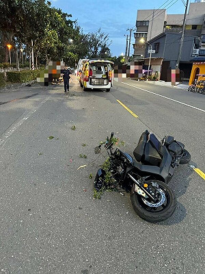 高雄旗津機車自撞道路緣石 2菲律賓籍男大生身亡