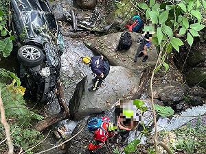 台中東勢大雪山林道車輛墜谷 2女意識清楚送醫
