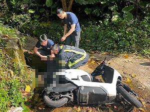 基隆女騎士疑超車打滑  自摔卡水溝搶救不治